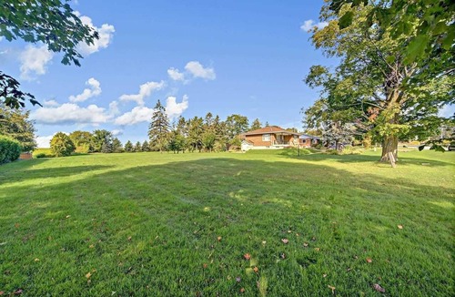 Newcastle House | Peaceful & Cozy 3 Bedroom House In Newcastle, ON