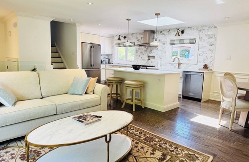 Oakville House | Peaceful & cozy 4B home in SE Oakville