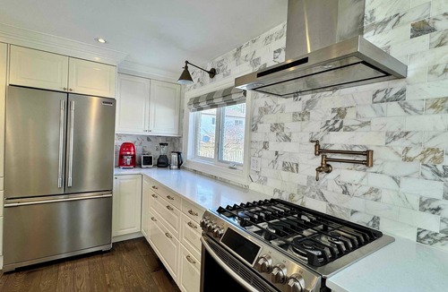 Oakville House | Peaceful & cozy 4B home in SE Oakville
