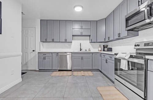 Walnut Grove House | Peaceful & Cozy 5-BR, 3BA Home, Serene Neighborhood near Shelby Farms Park.