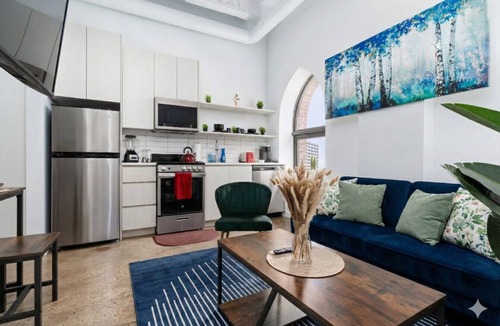 Uptown Apartment | Peaceful Cozy Beach View| 13 mins DT | 4 mins Lake