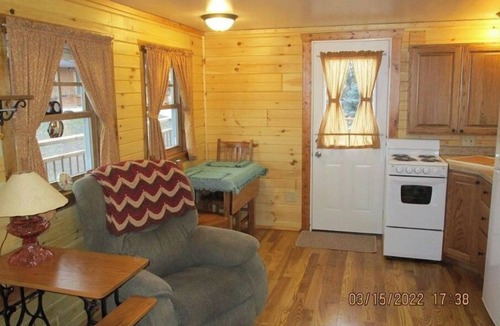 La Farge Cabin | Peaceful Cozy Cabin Close to Kickapoo Reserve