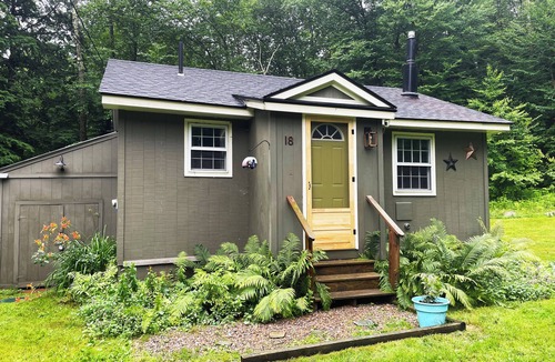 Warren House | Peaceful, cozy pet-friendly home, fiber-optic wifi close to mountains and lake