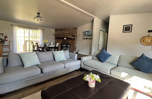 Mariposa House | Peaceful Deck! Yosemite | Creekside Cottage