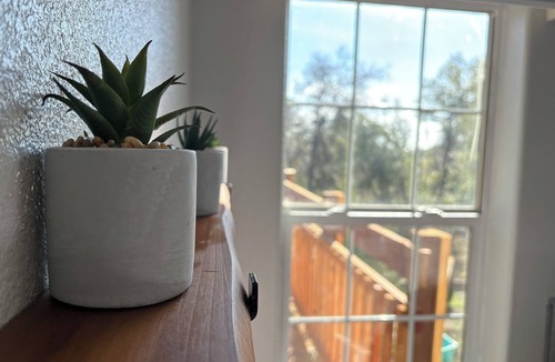 Mariposa House | Peaceful Deck! Yosemite | Creekside Cottage