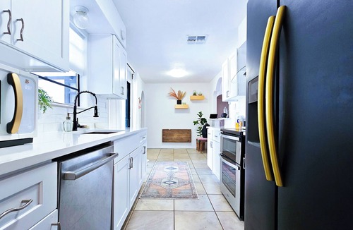 Flour Bluff House | Peaceful | Designer Rental | 2 Workstations | King