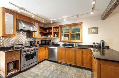 East Chop House | Peaceful East Chop Vineyard 6-BR 4-full BA home, AC, large yard, In-law apt.