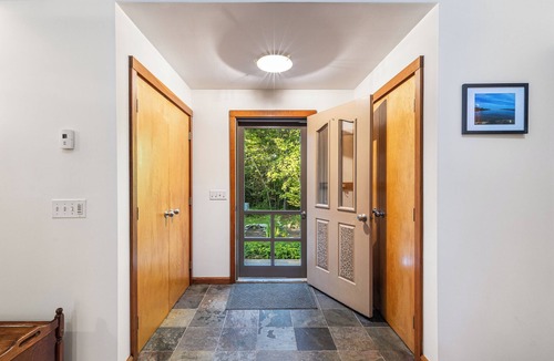 East Chop House | Peaceful East Chop Vineyard 6-BR 4-full BA home, AC, large yard, In-law apt.