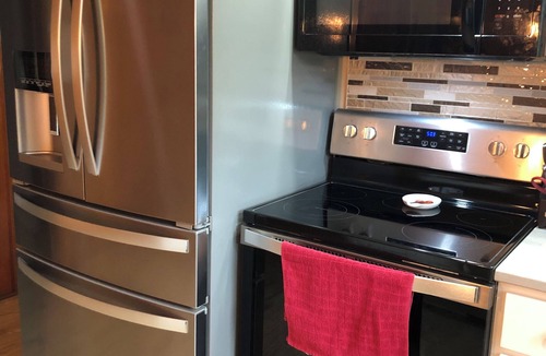 North Terre Haute House | Peaceful Easy Feeling- 4 bedrooms 3 bathrooms