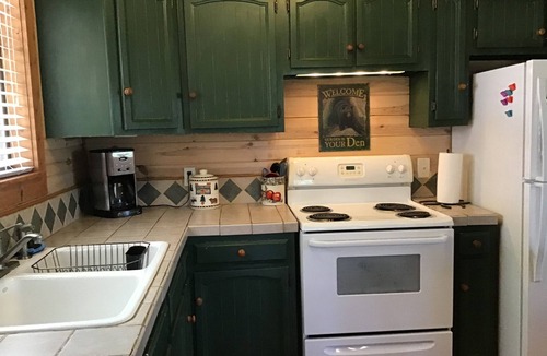 Ruidoso Cabin | PEACEFUL, EASY FEELING, HOT TUB! nFIREPLACE! PETS BY APPROVAL. WEEKLY DISCOUNTS