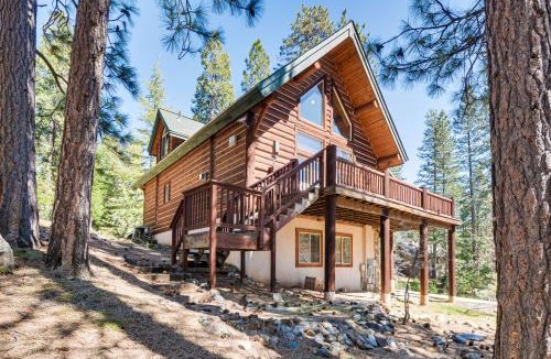 Arnold House | Peaceful Escape in the Pines: Arnold Cabin w/Deck