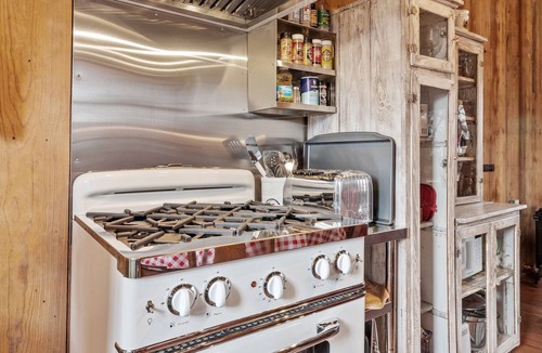 Fredericksburg House | Peaceful Escape with Jacuzzi Tubs, Steps from Main Street