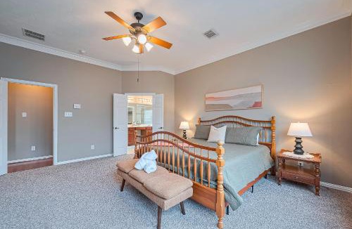 Conroe House | Peaceful Exec Home w Office Near Everything