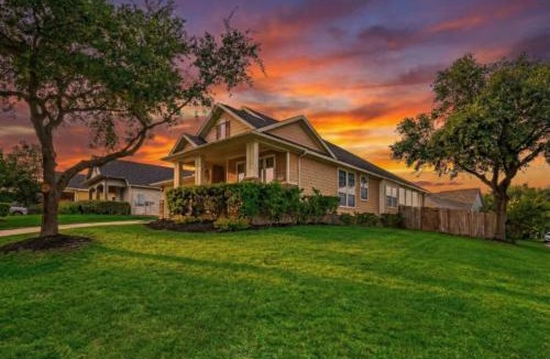 Conroe House | Peaceful Exec Home w Office Near Everything