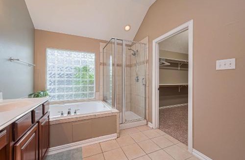 Conroe House | Peaceful Exec Home w Office Near Everything