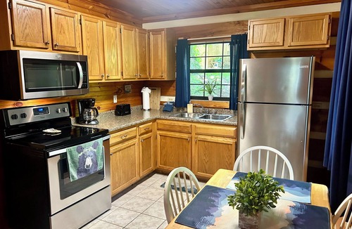 Townsend Cabin | Peaceful, extremely clean Treehouse cottage 10 min. from National Park entrance