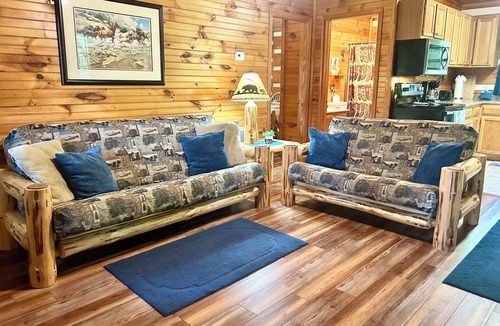 Townsend Cabin | Peaceful, extremely clean Treehouse cottage 10 min. from National Park entrance