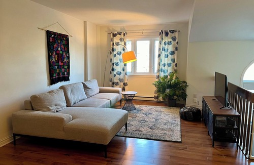 Laprairie House | Peaceful & Family-Friendly Long-Term Stay/3 bedrooms + backyard