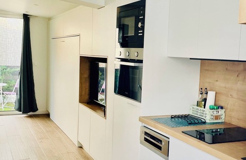 Varreddes Apartment | Peaceful & family-oriented ground floor with garden.