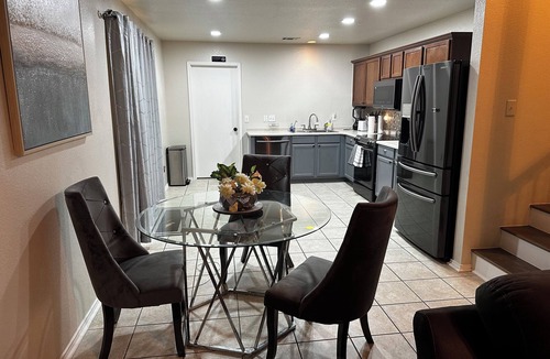 Southeast Arlington House | Peaceful Family Retreat – Minutes to AT&T & Rangers Stadiums, Six Flags & More!