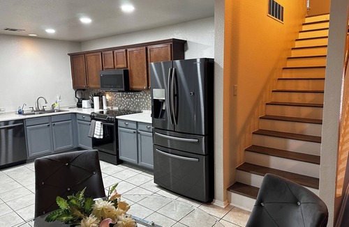 Southeast Arlington House | Peaceful Family Retreat – Minutes to AT&T & Rangers Stadiums, Six Flags & More!