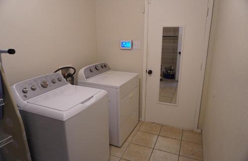Southeast Arlington House | Peaceful Family Retreat Near AT&T Stadium, Texas Rangers, Six Flags, Epic Waters Indoor Waterpark, DFW Airport & More!