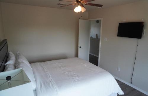 Southeast Arlington House | Peaceful Family Retreat Near AT&T Stadium, Texas Rangers, Six Flags, Epic Waters Indoor Waterpark, DFW Airport & More!