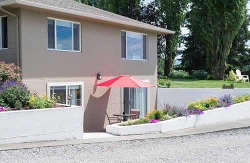 Lynden Apartment | Peaceful Farm Retreat on 117 Acres | Private Apartment, Hot Tub, Wide-Open Skies