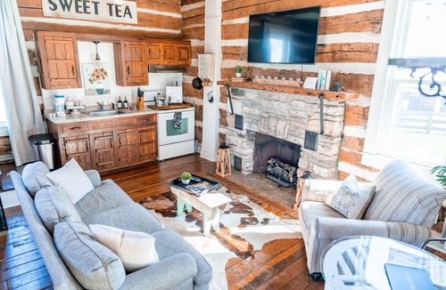 Columbia Cabin | Peaceful Farm Retreat 31 Acres Pond Fire Pit