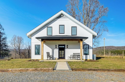 Blacksburg House | Peaceful Farmhouse Retreat 6 Mi to Virginia Tech!