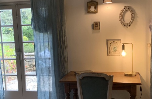 Saint-Marc-Jaumegarde Bed & Breakfast | Peaceful and timeless bedroom