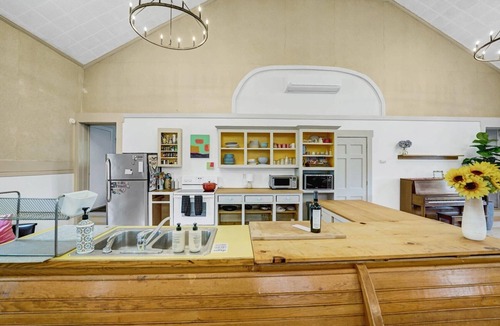Spring Mills House | Peaceful Fun Church House, Sleep 8+, FreeParking, 19 miles Penn State University