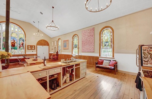 Spring Mills House | Peaceful Fun Church House, Sleep 8+, FreeParking, 19 miles Penn State University