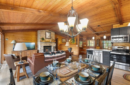 Gatlinburg Cabin | Peaceful Gatlinburg Cabin for Couples & Families