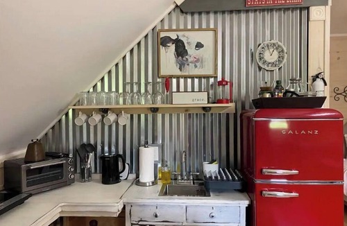 Shaftsbury House | Peaceful getaway at birds of a feather