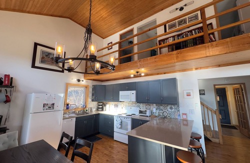 Glastonbury Cottage | Peaceful getaway on quiet lake