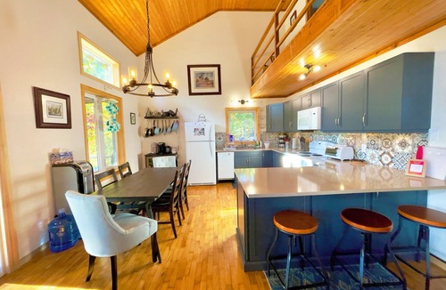 Glastonbury Cottage | Peaceful getaway on quiet lake
