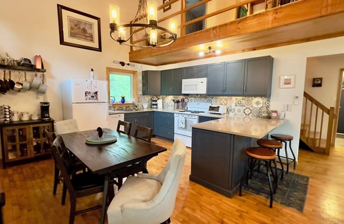 Glastonbury Cottage | Peaceful getaway on quiet lake
