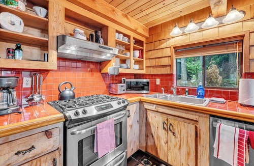 Comstock Acres House | Peaceful Getaway | Pet-Friendly w/Hot Tub & Grill