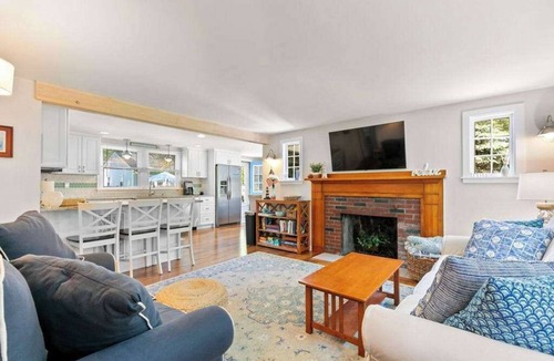 Teaticket House | Peaceful Great Pond getaway with private yard, patio, AC & family-friendly games