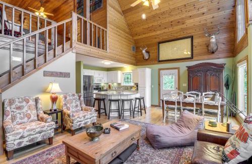 Greers Ferry House | Peaceful Greers Ferry Cabin w/Deck & Lake View!