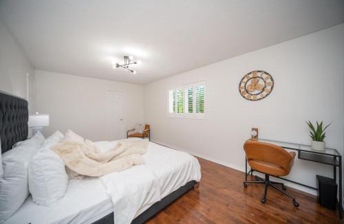 East Credit House | Peaceful Heartland KingBed Workstation BackyardFun