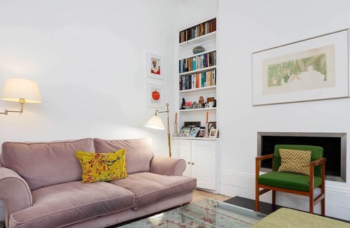 Dartmouth Park House | Peaceful Heath Maisonette, by Veeve