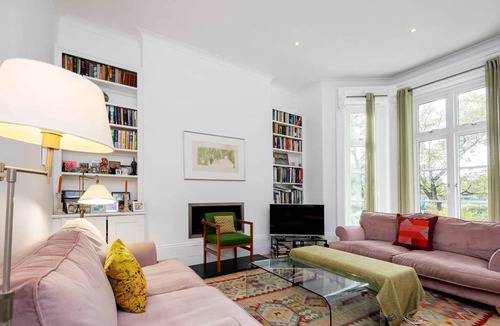 Dartmouth Park House | Peaceful Heath Maisonette, by Veeve