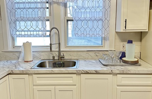 North Side Apartment | PEACEFUL HIDDEN GEM FREE PARKING WIFI