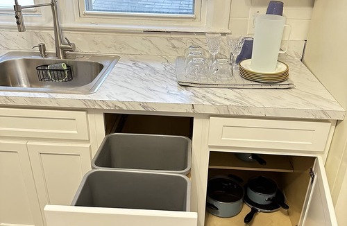 North Side Apartment | PEACEFUL HIDDEN GEM FREE PARKING WIFI