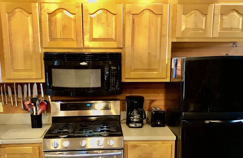 Centerville Cabin | Peaceful Hills Retreat Lodge with a Great View, a Pond, a Fireplace, Sleeps 10.
