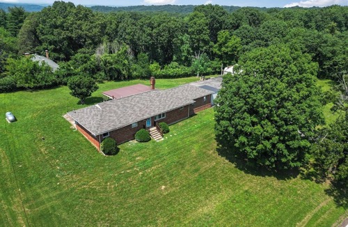 Barnhart House | Peaceful hilltop country living, 10 mins to stores
