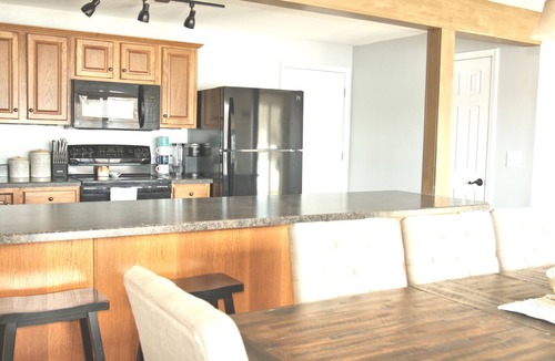 Camdenton House | PEACEFUL HOME-4 BEDROOMS, 3 KING BEDS, 4 BATHROOMS, EASY PARKING & A BOAT SLIP!