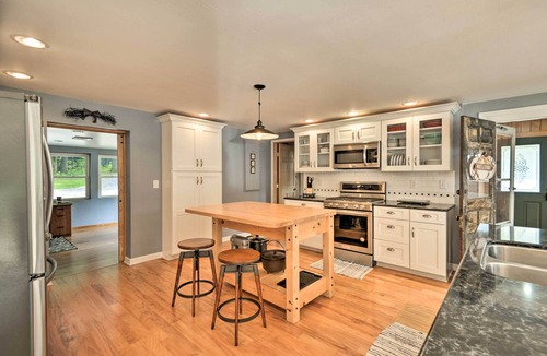 Glenfield House | Peaceful Home w/11 Acres, Creek & Fire Pit!